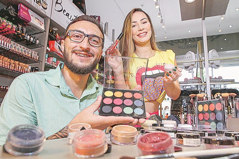 Lucas e Priscila começaram vendendo cosméticos e criaram marca própria, que hoje tem parceria com famosas (Foto: Dayana Souza/ AT)