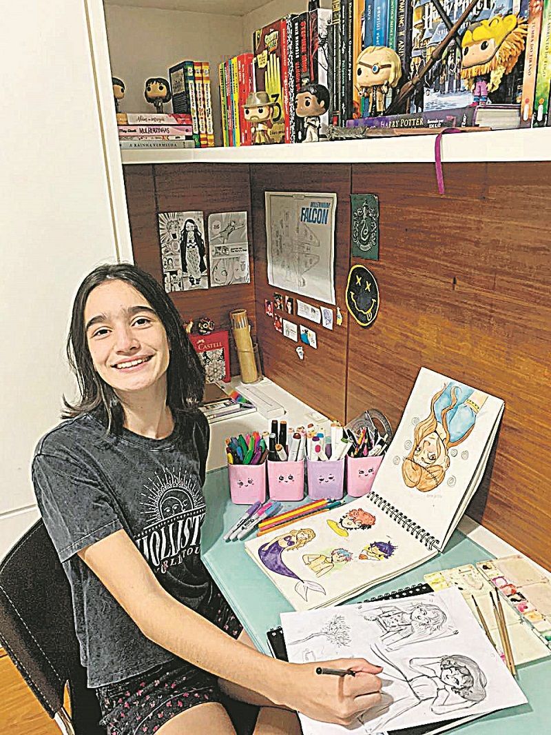 A estudante Isabella Torezani, de 13 anos, gosta de desenhar (Foto: Fábio Nunes/AT)