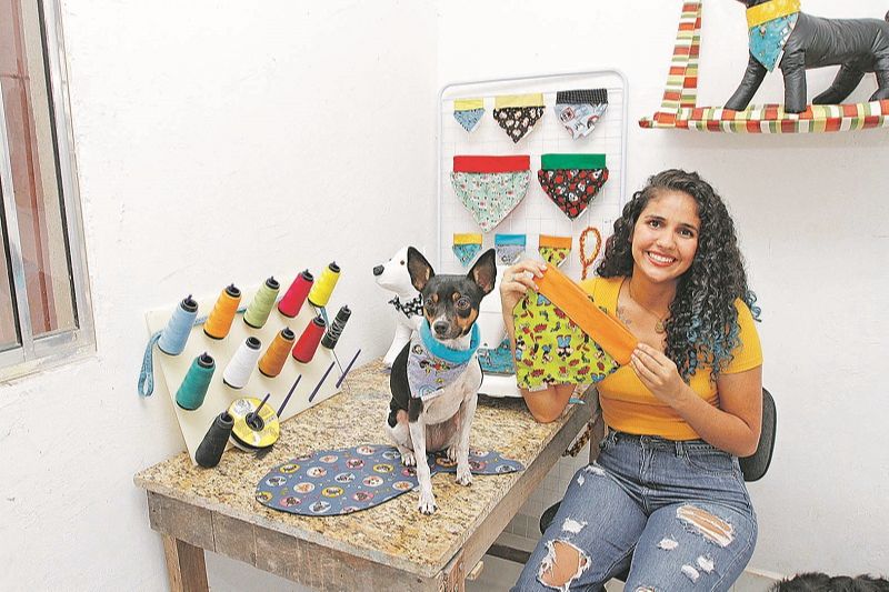 Evelyn Barcelos costurou a bandana usada pela Katniss: empreendedora apostou nos acessórios para animais (Foto: Fábio Nunes/ AT )