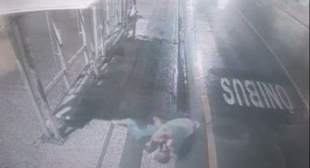 Vítima teve ferimentos na cabeça, olho e nariz (Foto: Reprodução de vídeo)