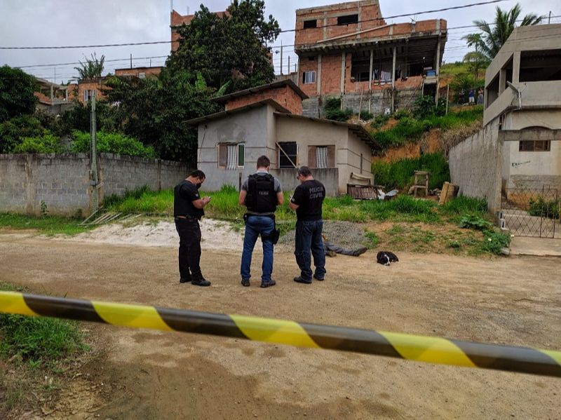 Peritos e investigadores no local onde homem foi morto no bairro Piranema, em Cariacica. (Foto: Júlia Afonso)