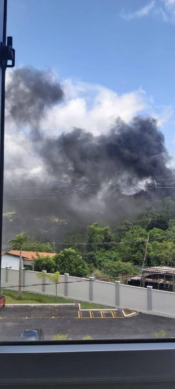 A grande quantidade de fumaça preta foi registrada por moradores da região (Foto: Enviada por WhatsApp)