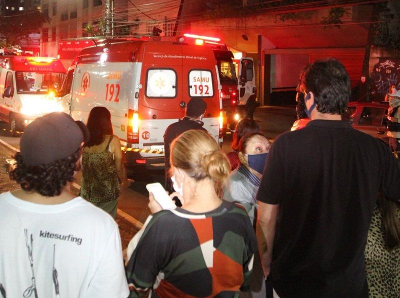 Moradores da região acompanharam o trabalho das equipes que atuaram no incêndio na Avenida Rio Branco, na Praia do Canto. (Foto: Leonardo Bicalho/AT)