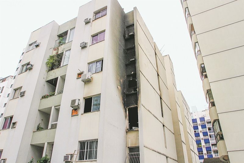 Fachada do Edifício Pintor Fanzeres após incêndio que matou menino de 4 anos. (Foto: Fábio Nunes/AT)
