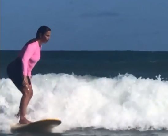 Ivete postou vídeos surfando com o filho Marcelo no último final de semana (Foto: Reprodução/Instagram)