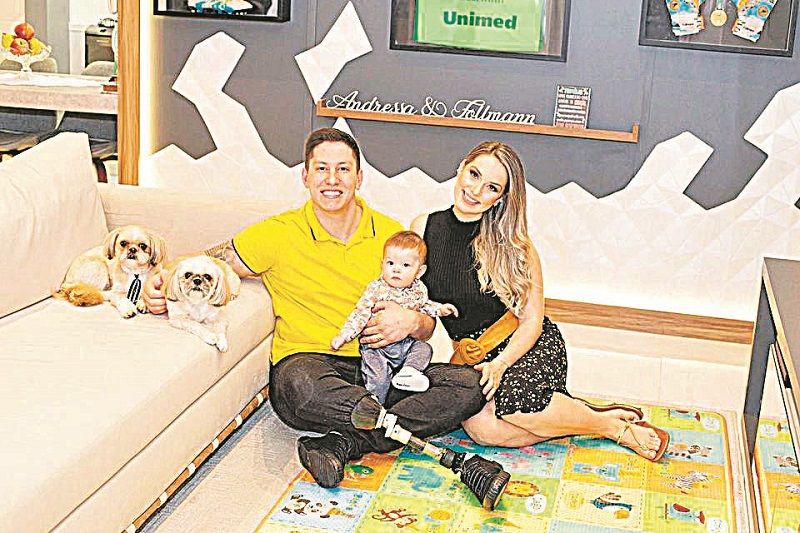 Jakson Follmann, ex-goleiro da Chapecoense, com a família (Foto: Divulgação)