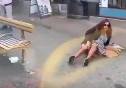 Mulher foi empurrada para fora do ônibus após cuspir no rosto de outro passageiro. (Foto: Reprodução)