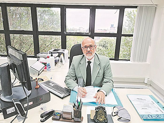 Antes de fazer curso de Direito e virar juiz, Rubens da Cruz, de 67 anos, atuou como médico durante duas décadas (Foto: Divulgação)