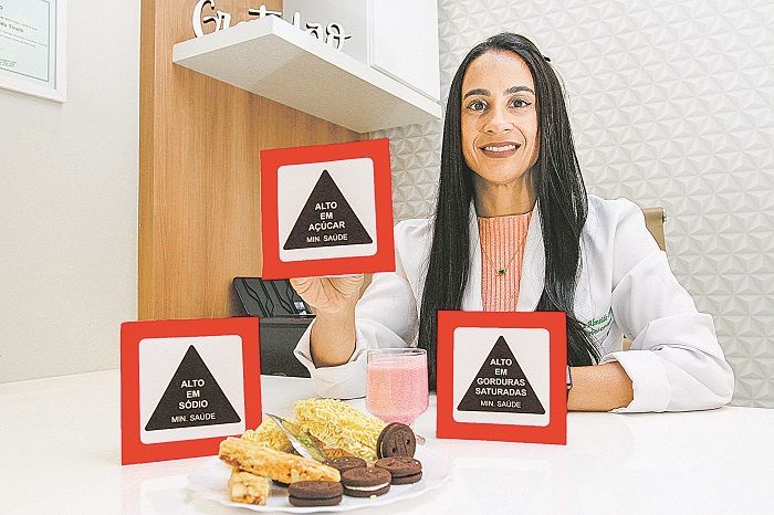 A Nutricionista Juliana Tinelli diz que alerta sobre nutrientes em excesso, como açúcar e gordura, contribuirá para reduzir problemas como diabetes e obesidade (Foto: Dayana Souza/AT)