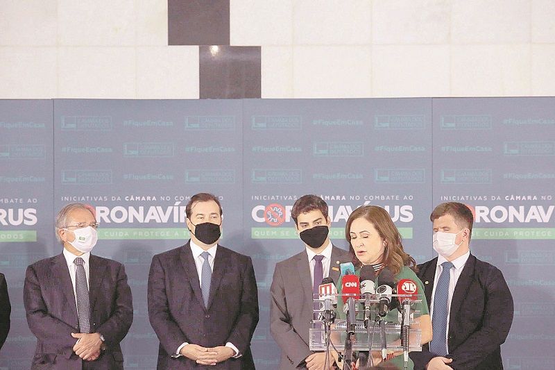 Kátia Abreu, Paulo Guedes, Rodrigo Maia e outros parlamentares da Frente Unificada, incluindo o deputado Felipe Rigoni (Foto: WALLACE MARTINS/ESTADÃO CONTEÚDO)