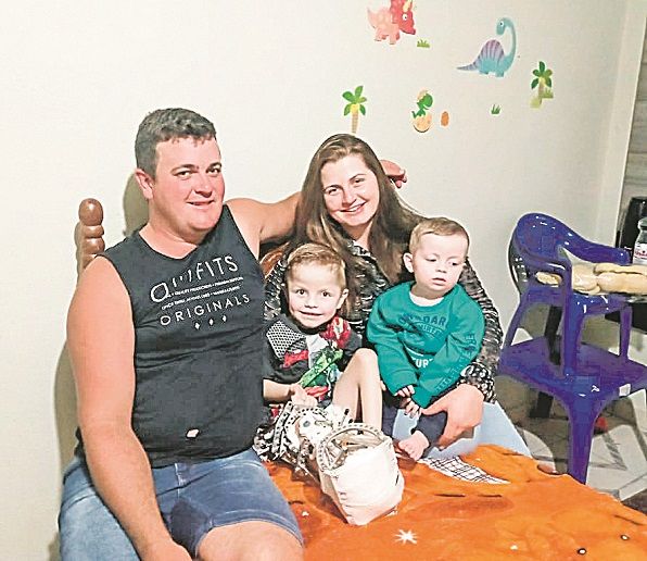Kauan, ao centro, com os pais e o irmão mais novo: otimismo em família (Foto: Acervo de Família)
