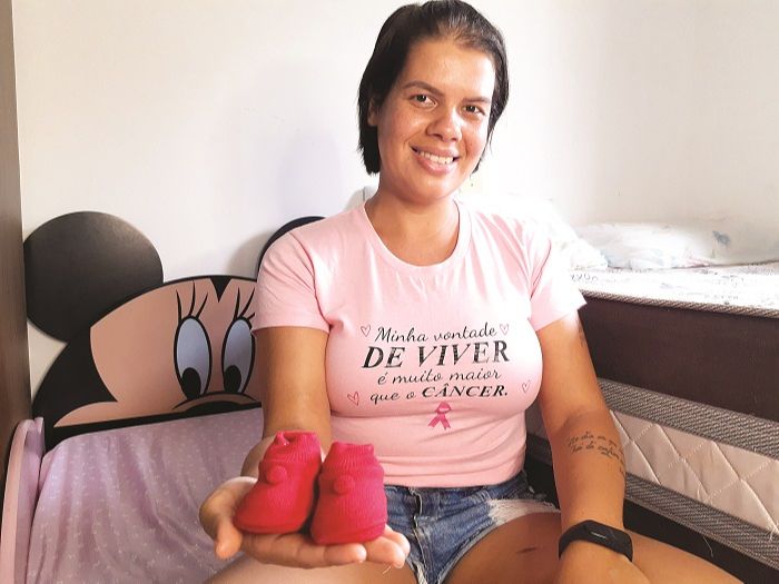 Kelly Santos vai interromper o tratamento contra o câncer de mama para manter a gravidez, que está na 9ª semana (Foto: Roberta Bourguignon)