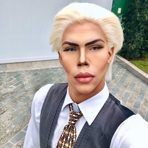 Segundo Felipe, a mãe sempre lhe deu apoio. "Inclusive, me ajuda a comprar as maquiagens, as roupas". O único receio dela, segundo o jovem, seria com relação aos procedimentos estéticos que ele promete que ainda vai fazer (Foto: Arquivo Pessoal/Felipe Adam/Instagram)