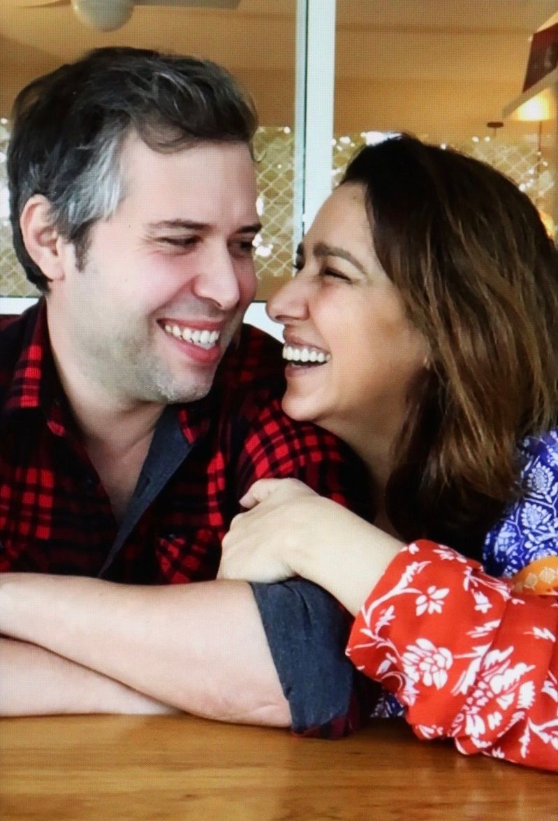 O casal de humoristas Léo Castro e Renata Barbosa estão juntos há um ano. (Foto: Sérgio Santoian/Divulgação)