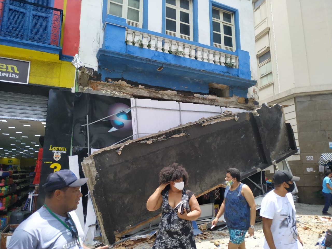 Marquise de loja desaba no Centro de Vitória (Foto: Enviada por WhatsApp)