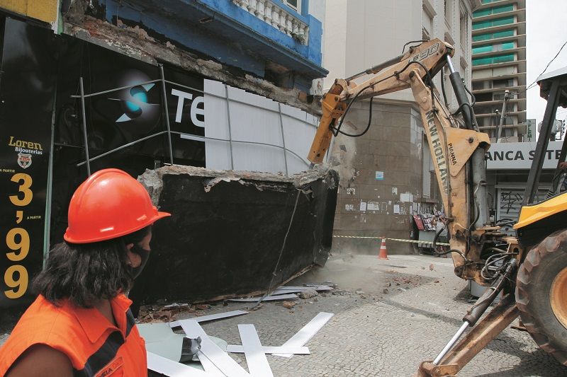 Marquise de loja desabou no Centro de Vitóra e entulho foi retirado pela prefeitura (Foto: Fábio Nunes/AT)