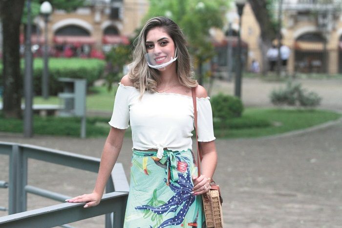 A estudante Stephanie Lima, de 24 anos, com máscara transparente. “O rosto volta a estar em evidência”, disse (Foto: Leone Iglesias/AT)