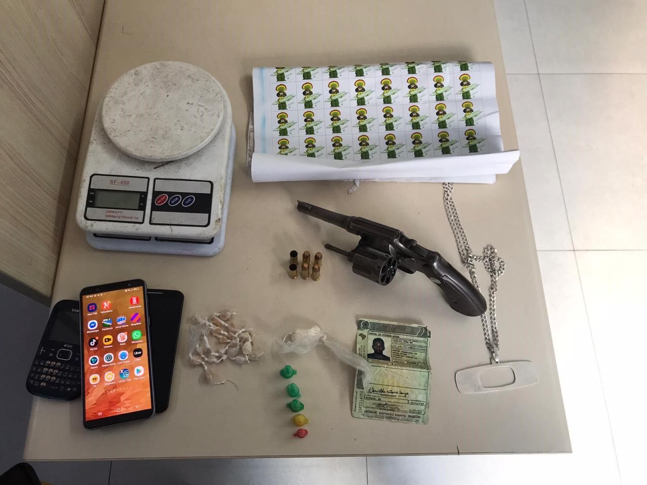 Material que foi apreendido pela polícia (Foto: Divulgação/Polícia Militar)