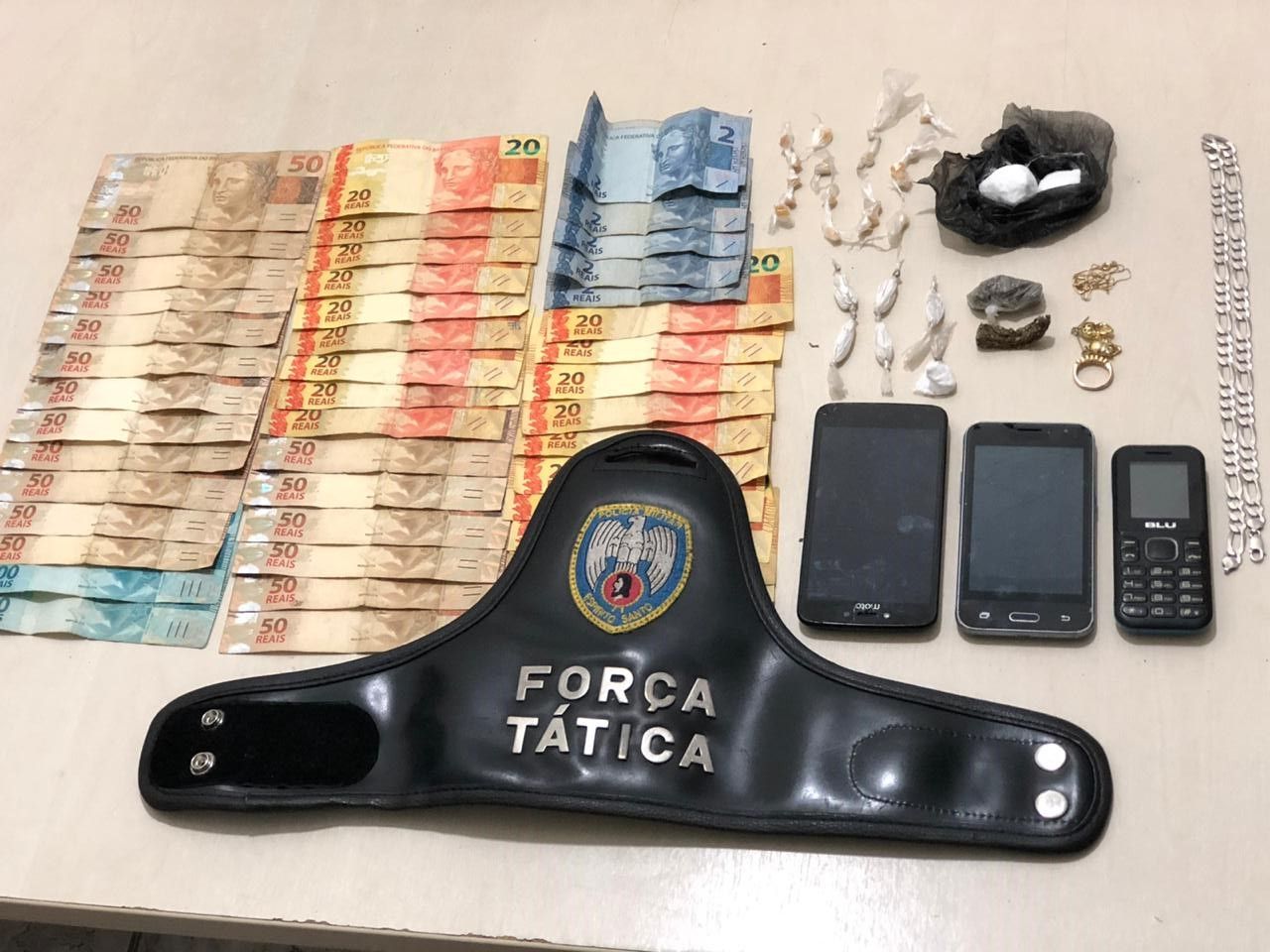 Material que foi apreendido pelos policiais (Foto: Divulgação/PM)
