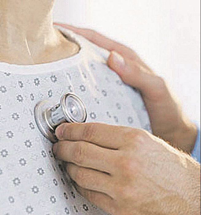 Médico examina paciente (Foto: Divulgação)