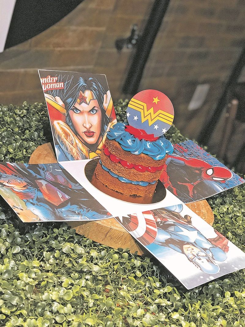 Caixa com minibolo temático dos super-heróis da Cupcake Coffee, na Praia da Costa. (Foto: Divulgação/Cupcake Coffee)