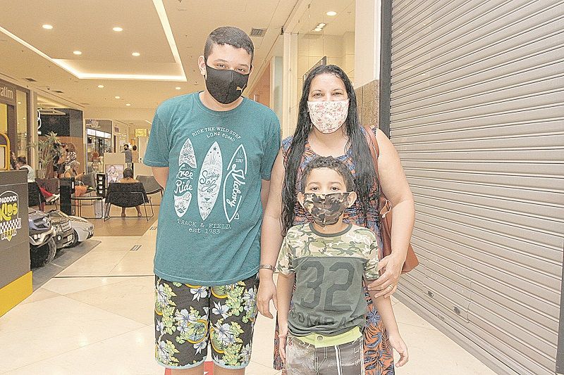 Mirian Gomes com os filhos, Talison e Ryan (Foto: Fábio Nunes/AT)