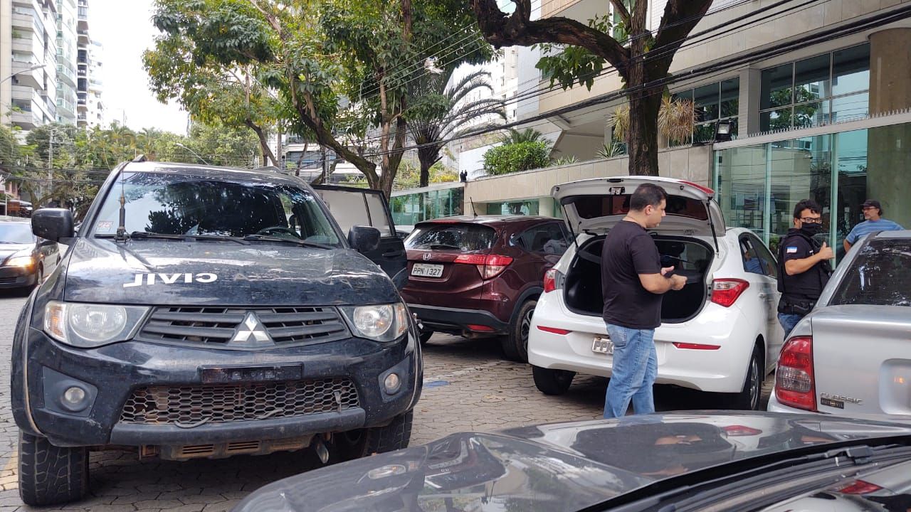 Momento em que os políciais encontram o possível carro envolvido no crime (Foto: Taynara Nascimento)