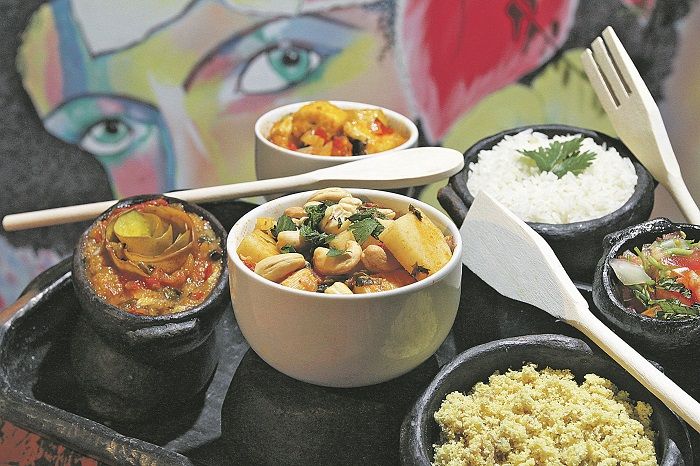 Moqueca de caju, acompanhada de arroz, farofa de alho, moqueca de banana, pirão de manga e vinagrete é uma das opções vegetarianas (Foto: Beto Morais/TA)