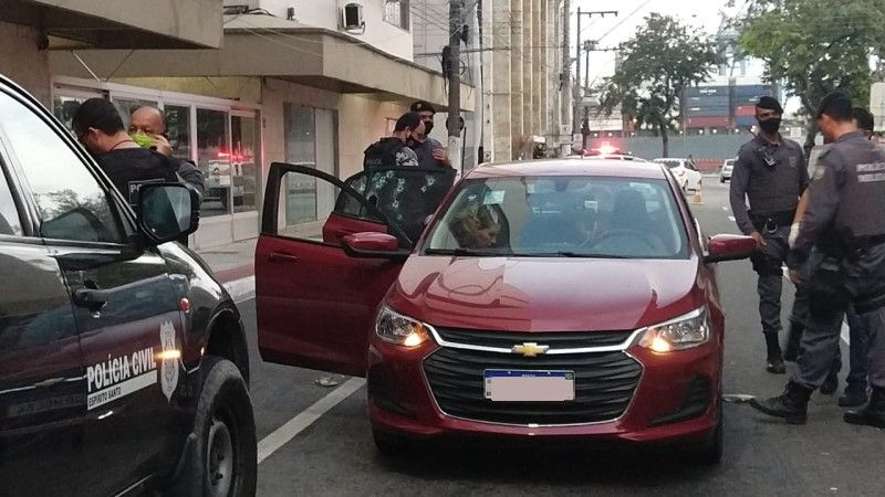 Carro foi atingido por mais de 30 disparos. (Foto: Beto Morais)