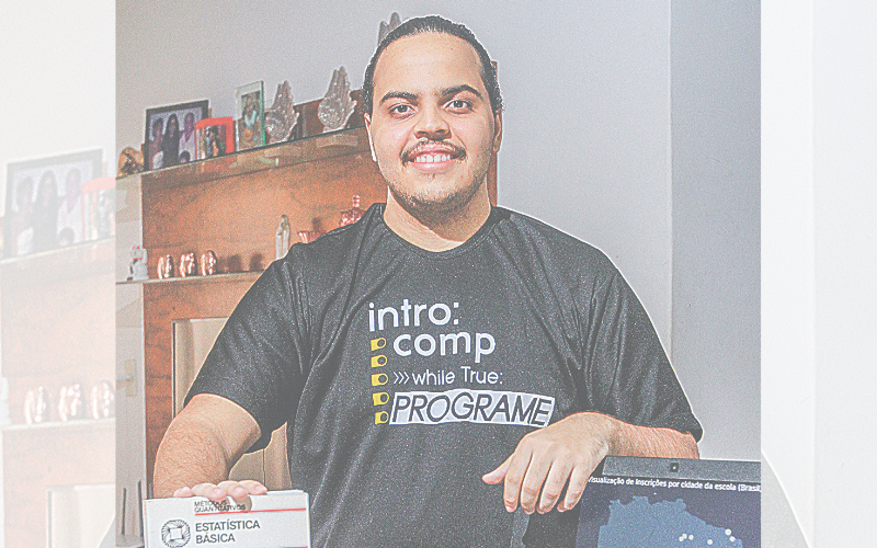 O estudante Jorge Uliana, 21 anos, desenvolve projetos com a tecnologia (Foto: Beto Morais/AT)