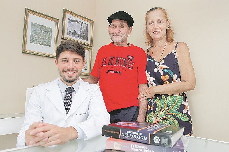 O neurorradiologista intervencionista Igor Pagiola com os pais, Margarida Pagiola e Edilson Pagiola, que sofreu AVC isquêmico (Foto: Dayana Souza/AT)