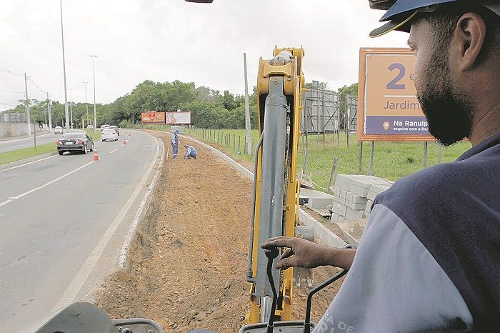 Operários trabalham na avenida Norte-Sul nas obras de reforma da ciclovia, que vai receber nova camada asfáltica (Foto: Fábio Nunes/AT)