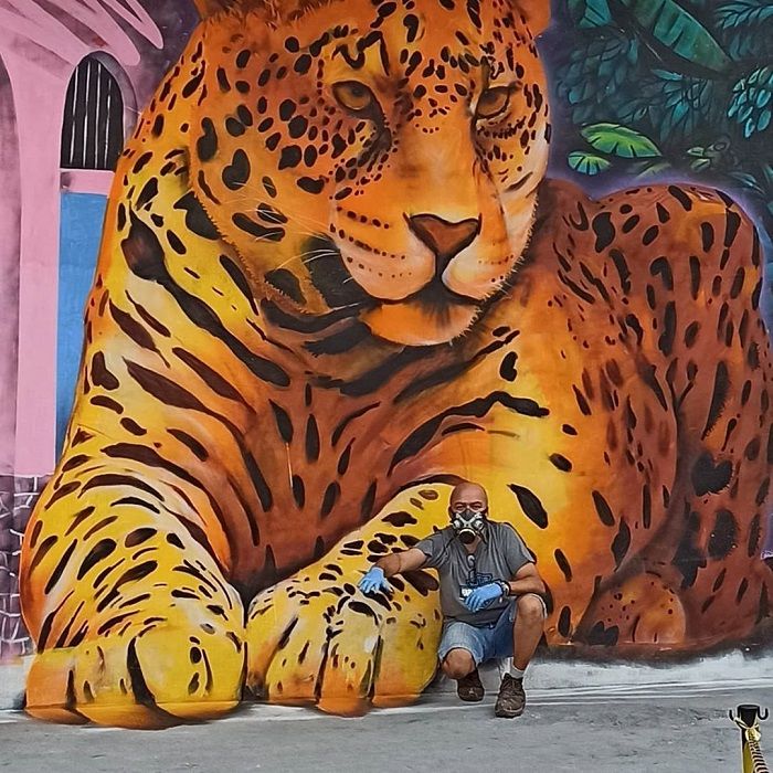 Zota posa ao lado da obra após concluir o trabalho (Foto: Reprodução Instagram @estudiozota)