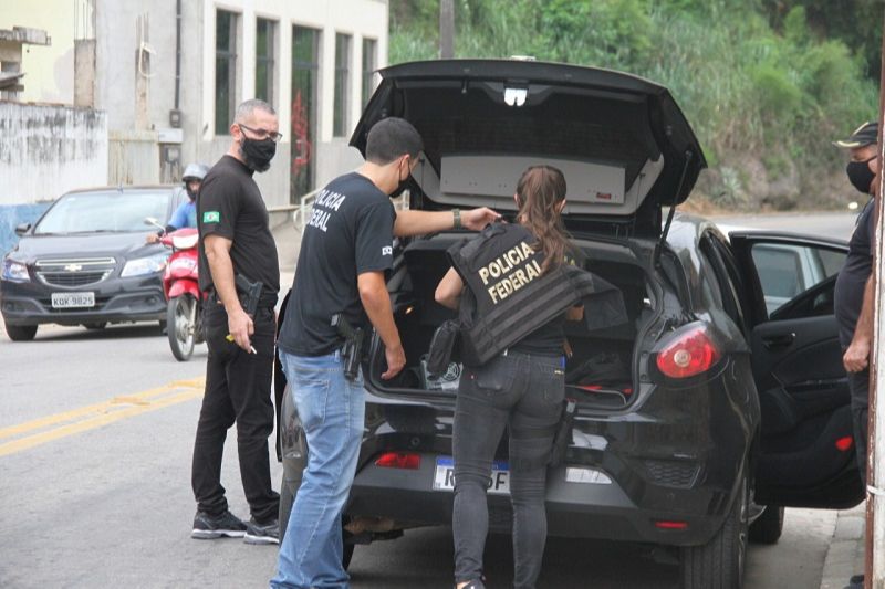 Policiais federais em operação: corporação vai abrir 1.500 vagas imediatas, com salários de até R$ 24 mil (Foto: Beto Barbosa)