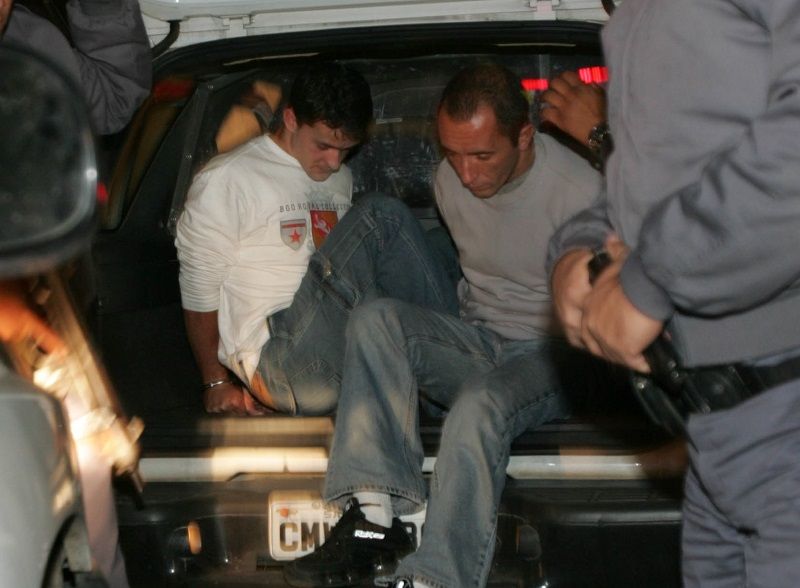 Os irmãos Daniel e Christian Cravinhos chegam a Distrito Policial, no bairro do Bom Retiro, após o julgamento (Foto: Paulo Pinto/Agência Estado)