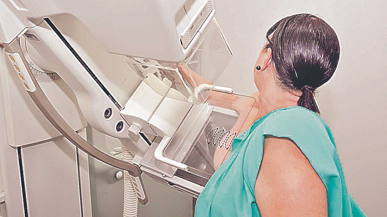 Paciente faz exame de mama: de janeiro até agosto deste ano foram realizadas 24.815 mamografias no Estado (Foto: Divulgação)