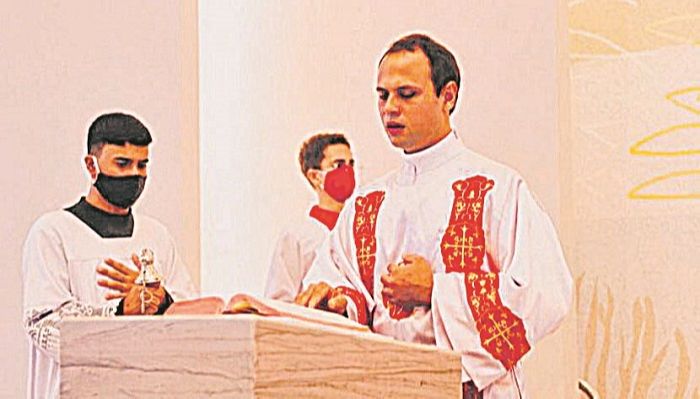 Padre Ricardo Passamani, de 34 anos, foi ordenado em julho deste ano e agora atua como vigário paroquial em Itacibá, Cariacica (Foto: Arquidiocese de Vitória / Divulgação)