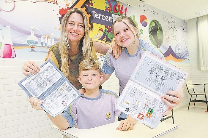 A publicitária Cintia Moura disse que as cadernetas dos filhos Stevan, de 9 anos, e da Sara Moura, 13 anos, estão em dia (Foto: Beto Morais/AT)
