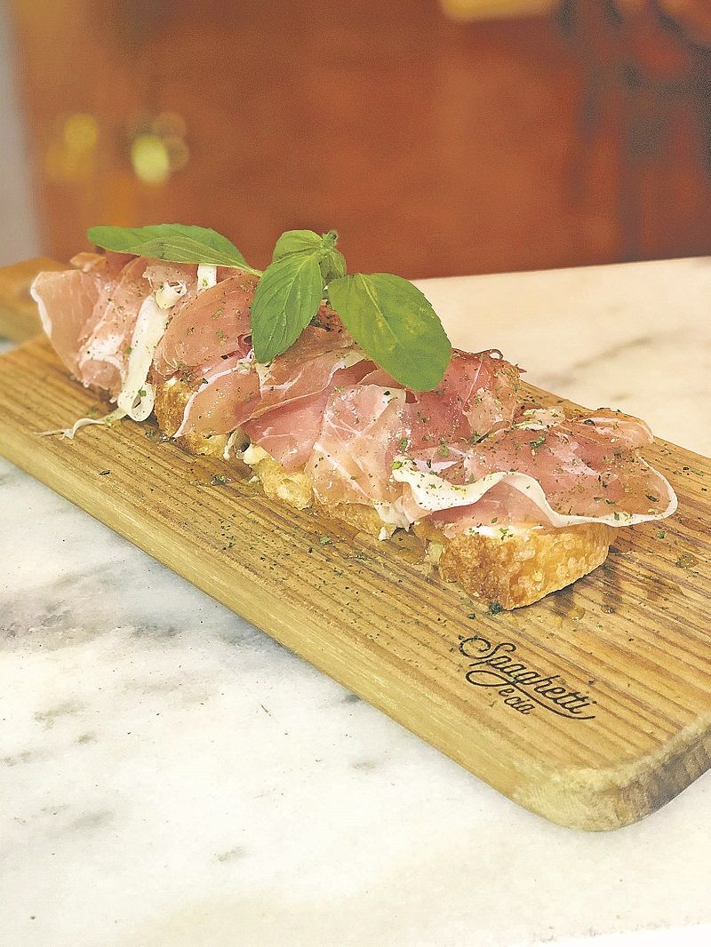 Pão com ricota, parma e mel trufado, do Spaghetti e Cia, em Bento Ferreira. (Foto: Spaghetti e Cia/Divulgação)