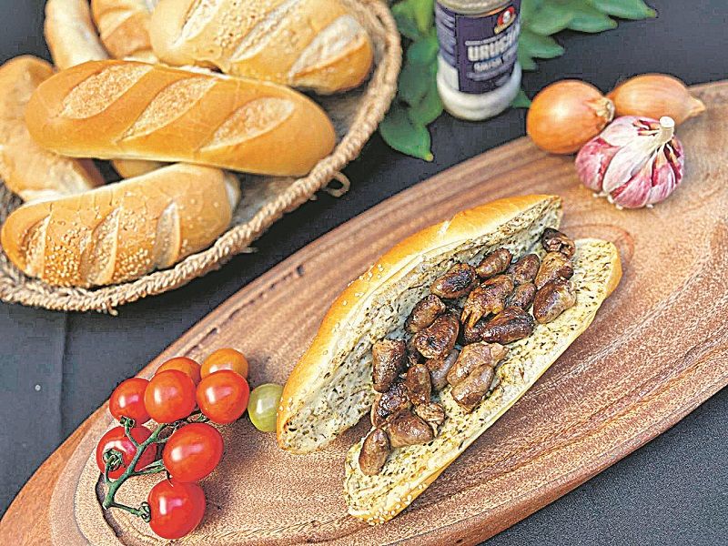 Pão de alho, queijo e coração de galinha do SandubAlho, em Valparaíso. (Foto: Divulgação)