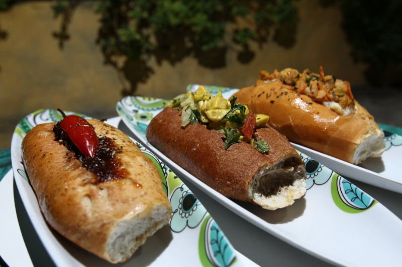 Pão para churrasco com recheios de geleia de pimenta-dedo-de-moça, de guacamole e de mariscos e cream cheese do Terraço da Nação, em Jucutuquara. (Foto: Dayana Souza/AT)