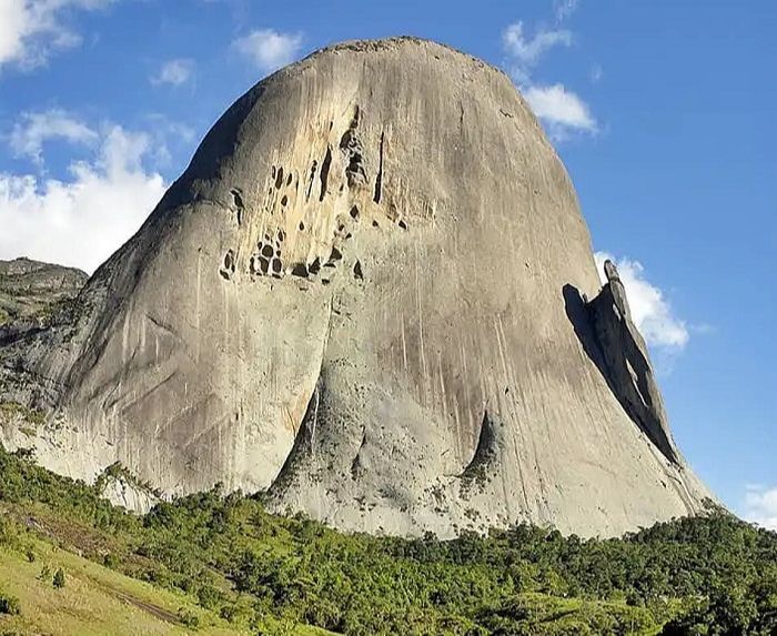 Pedra do Lagarto (rochas do lado direito) na Pedra Azul (Foto: Divulgação/ Governo do Estado)