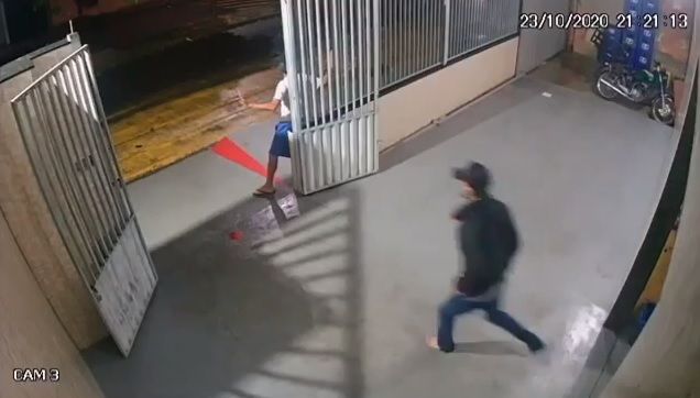 Josias usava camisa branca e bermuda azul (Foto: Reprodução de vídeo)
