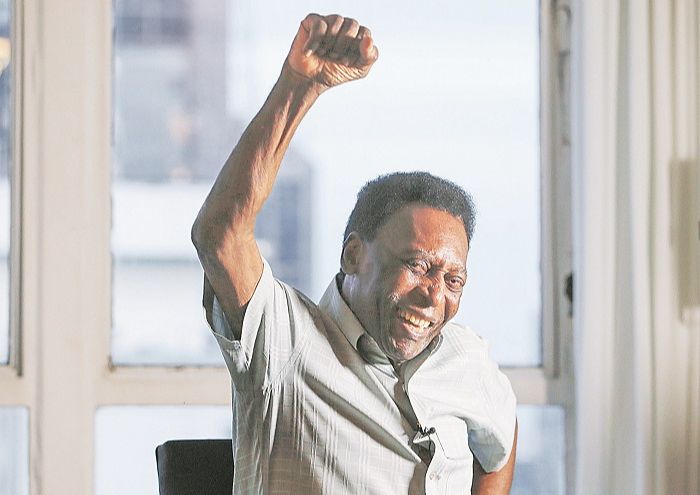 Pelé comemora a idade nova em sua casa no Guarujá, em São Paulo (Foto: MARCELO D. SANTS / FRAMEPHOTO / Agência Estado)