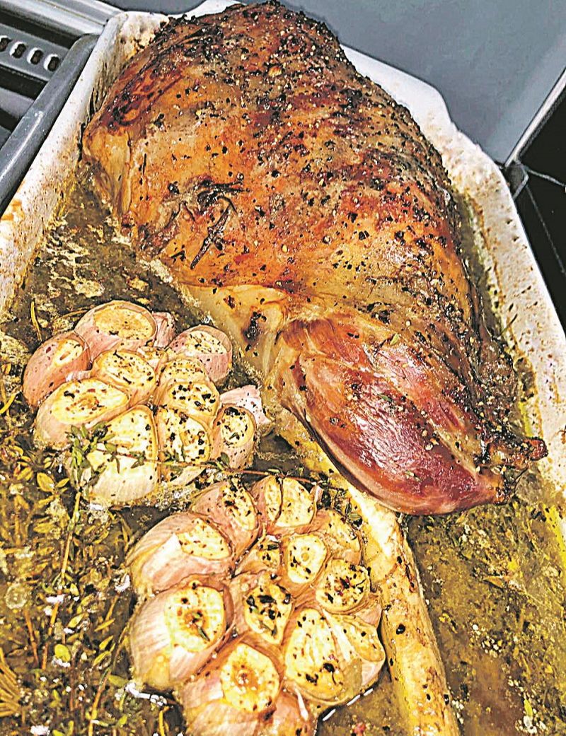 Pernil de cordeiro assado com alho do chef Pedro Kucht, do restaurante Oriundi. (Foto: Divulgação)