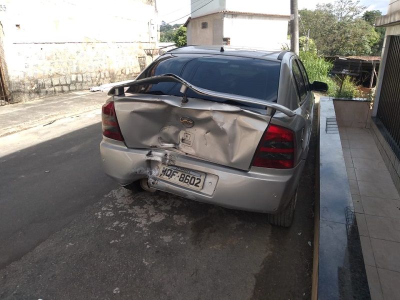 Carro atingido pela moto dos criminosos em Sotema, Cariacica. (Foto: Fábio Nunes/AT)