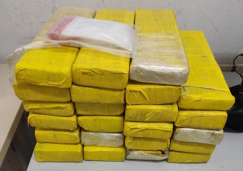Dentro do veículo usado pelos criminosos durante a perseguição, foram encontrados 23 tabletes de maconha (Foto: Divulgação)