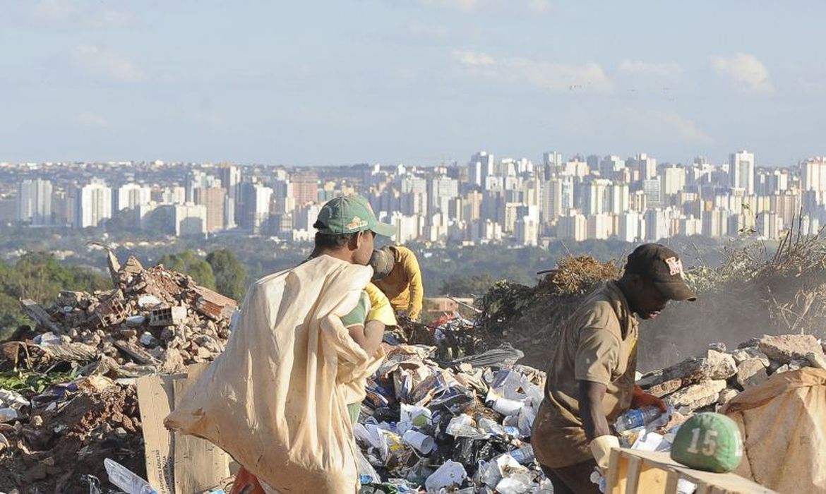 De acordo com a definição usada pela FGV, a pobreza é caracterizada pela renda domiciliar per capita de até meio salário mínimo (R$ 522,50) Foto: Arquivo (12/06/2012)/ Wilson /Agência Brasil)