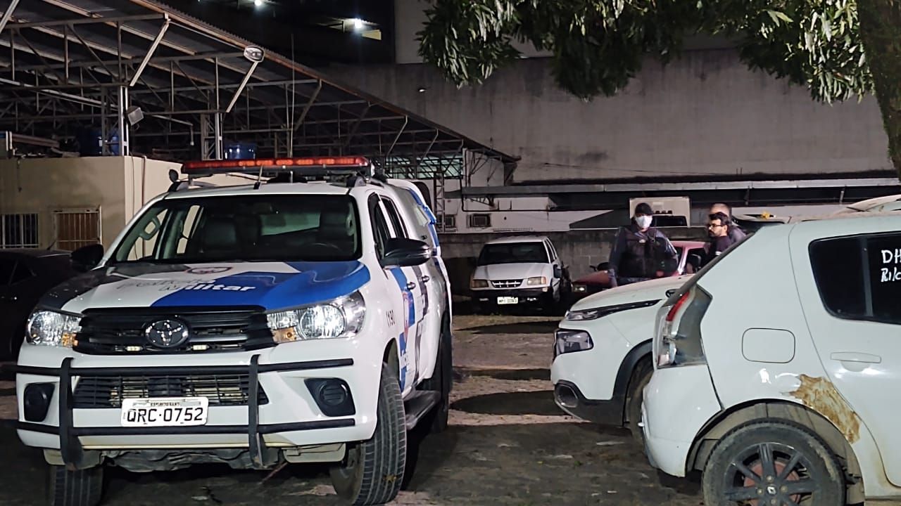 Momento em que o primeiro suspeito foi preso (Foto: Taynara Nascimento)