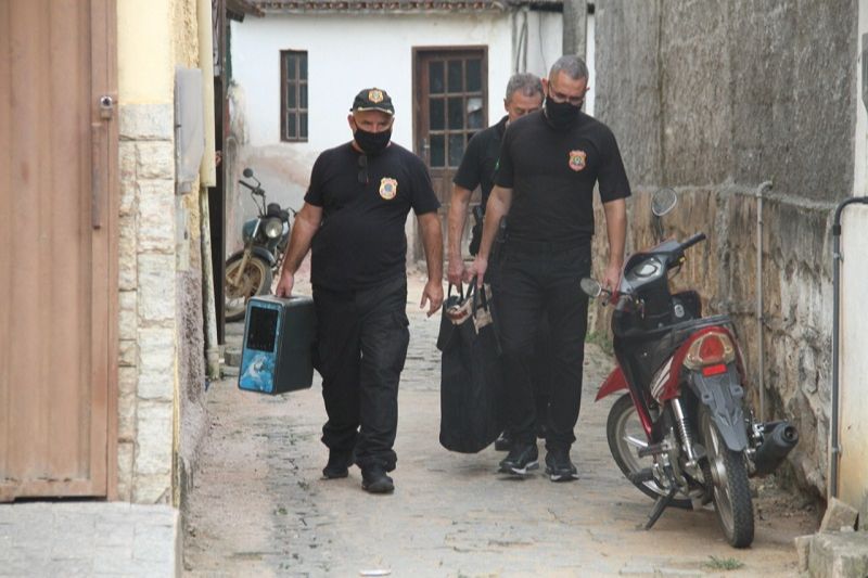 Policiais recolheram equipamentos e documentos na Operação Apanha (Foto: Beto Barbosa)
